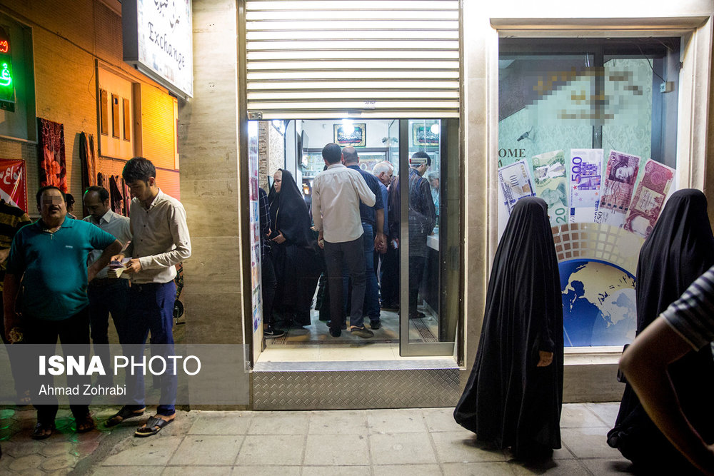 گزارش تصویری فروش ارز توسط اعراب کشورهای همسایه در قم