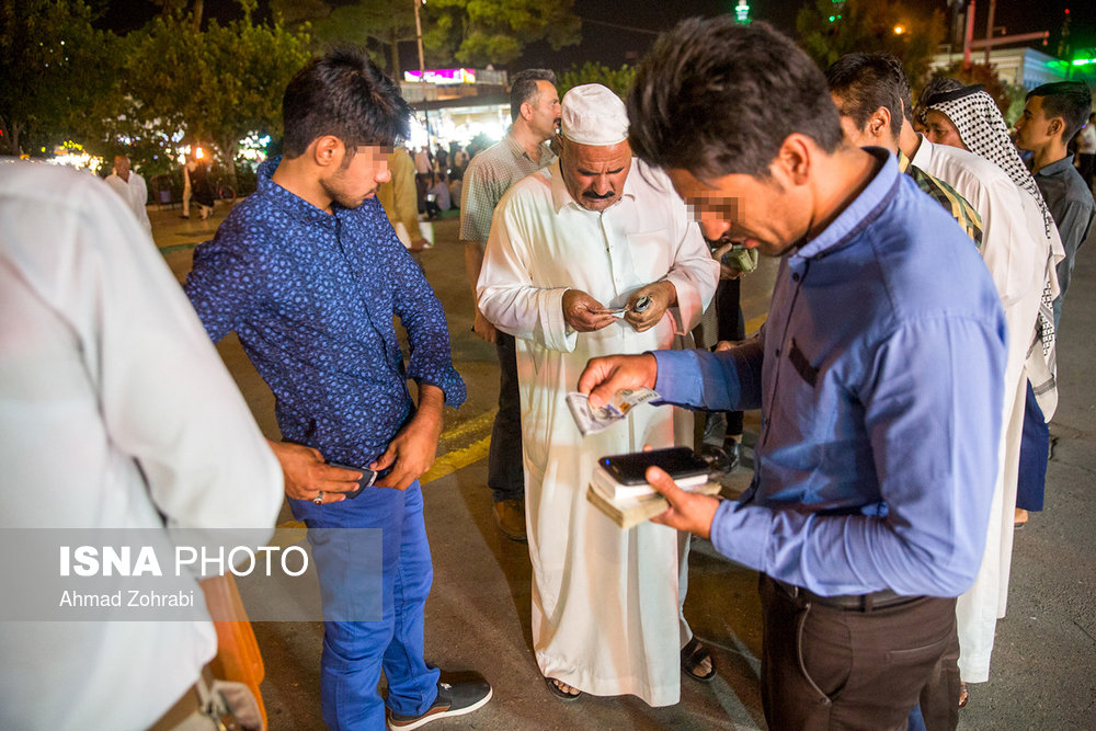 گزارش تصویری فروش ارز توسط اعراب کشورهای همسایه در قم