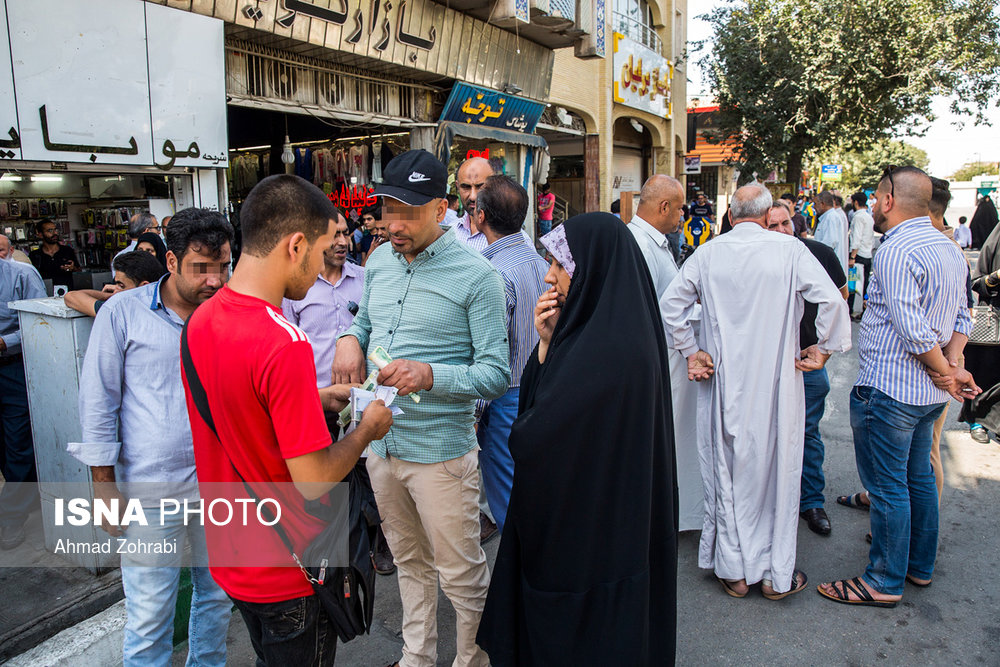 گزارش تصویری فروش ارز توسط اعراب کشورهای همسایه در قم