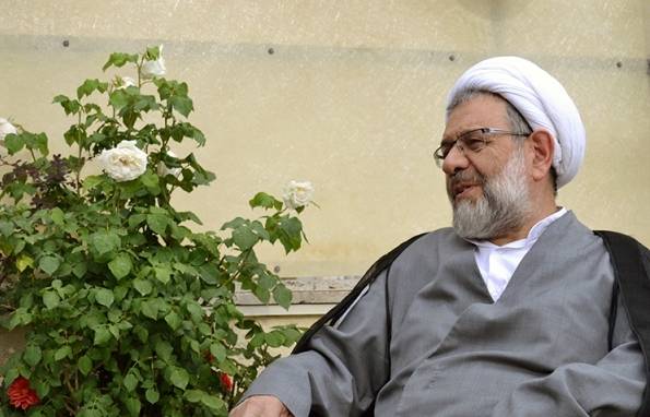 خودروی شيخ قدرت علیخانی در مسیر بازگشت از منطقه الموت دچار حادثه شد/ او و سرنشينان سالمند خودروی شيخ قدرت علیخانی در مسیر بازگشت از منطقه الموت دچار حادثه شد/ او و سرنشينان سالمند