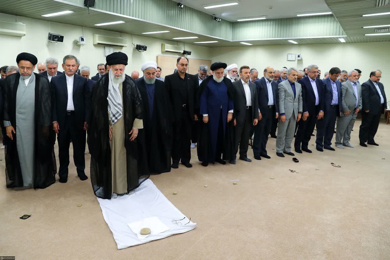 تصویری از اقامه نماز جماعت ظهر و عصر اعضای هیئت دولت به امامت مقام معظم رهبری