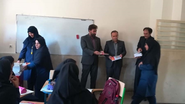توزیع کتب کمک آموزشی در مدارس مناطق محروم کشور از سوی بانک رفاه