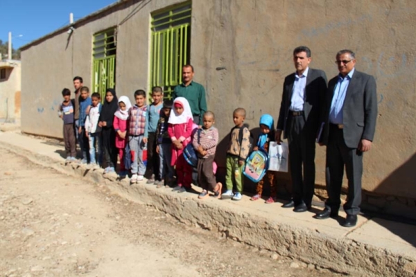 توزیع کتب کمک آموزشی در مدارس مناطق محروم کشور از سوی بانک رفاه