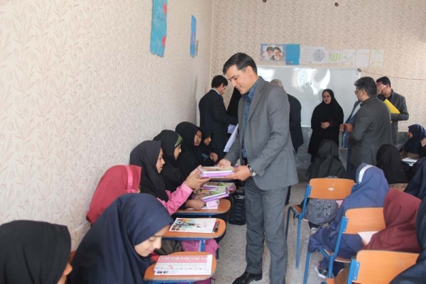 توزیع کتب کمک آموزشی در مدارس مناطق محروم کشور از سوی بانک رفاه