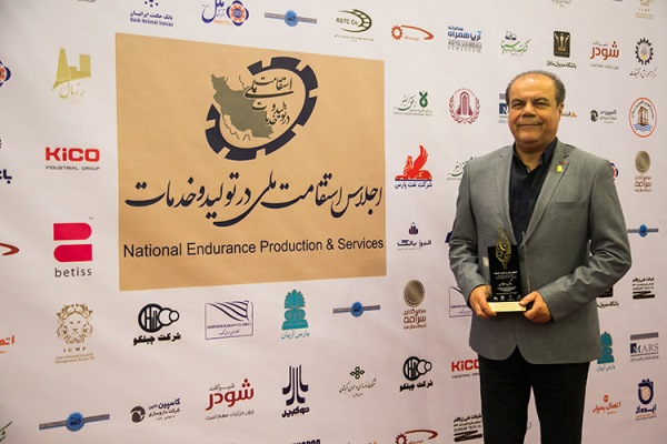 دریافت نشان عالی پربازده&zwnj;ترین و سودآورترین شرکت سرمایه&zwnj;گذاری در ایران توسط شرکت پارس&zwnj;آریان