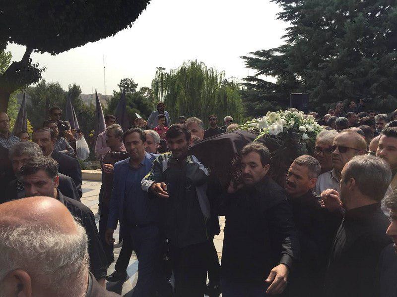 پیکر مجری ورزش و مردم روی دست مردم تشییع شد +تصاویر