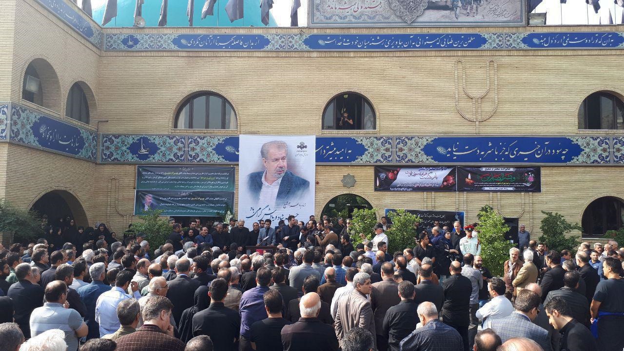 پیکر مجری ورزش و مردم روی دست مردم تشییع شد +تصاویر