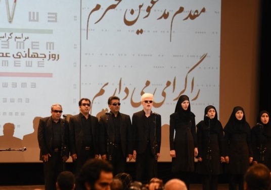 اعطای لوح تقدیر انجمن نابینایان به بانک تجارت اعطای لوح تقدیر انجمن نابینایان به بانک تجارت