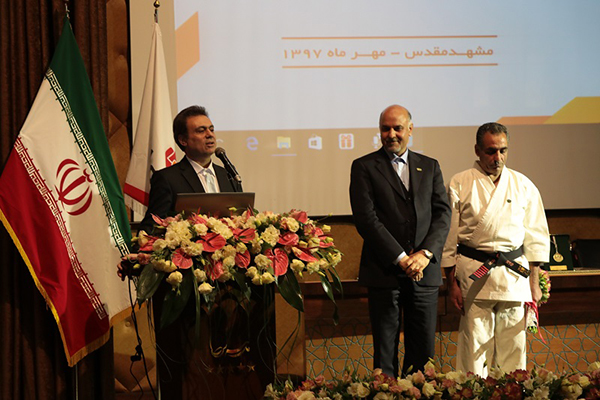 اهدای مدال و لوح قهرمان کاراته آسیا به مدیرعامل بانک ملت اهدای مدال و لوح قهرمان کاراته آسیا به مدیرعامل بانک ملت