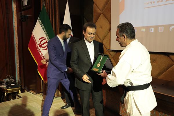 اهدای مدال و لوح قهرمان کاراته آسیا به مدیرعامل بانک ملت اهدای مدال و لوح قهرمان کاراته آسیا به مدیرعامل بانک ملت