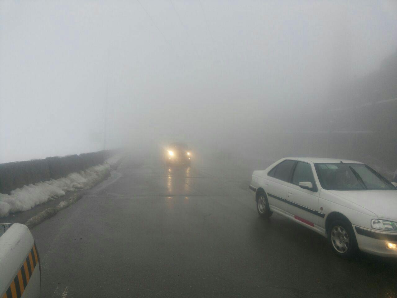 جاده های کوهستانی استان تهران مه آلود و پوشیده از برف است