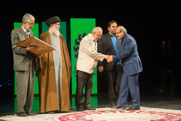 تقدیر از مدیرعامل بانک پاسارگاد به عنوان خیر نمونه در ساخت کتابخانه تقدیر از مدیرعامل بانک پاسارگاد به عنوان خیر نمونه در ساخت کتابخانه