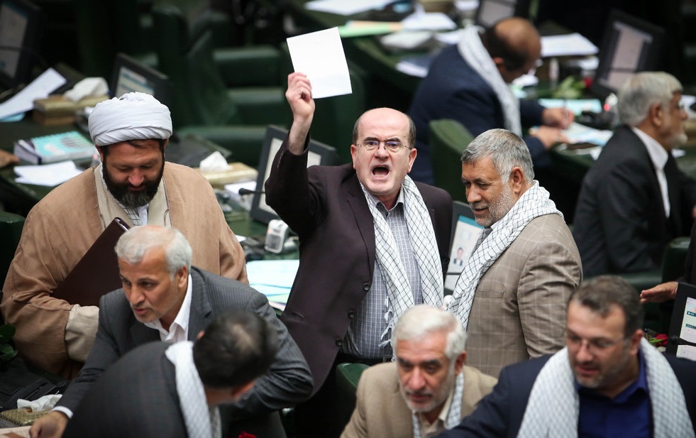 کاظم دلخوش خطاب به لاهوتی: من هیچ ولی برادرم از دست تو چرچیل هم به تنگ آمده است / لاهوتی:من مست و تو دیوانه ما را که برد خانه