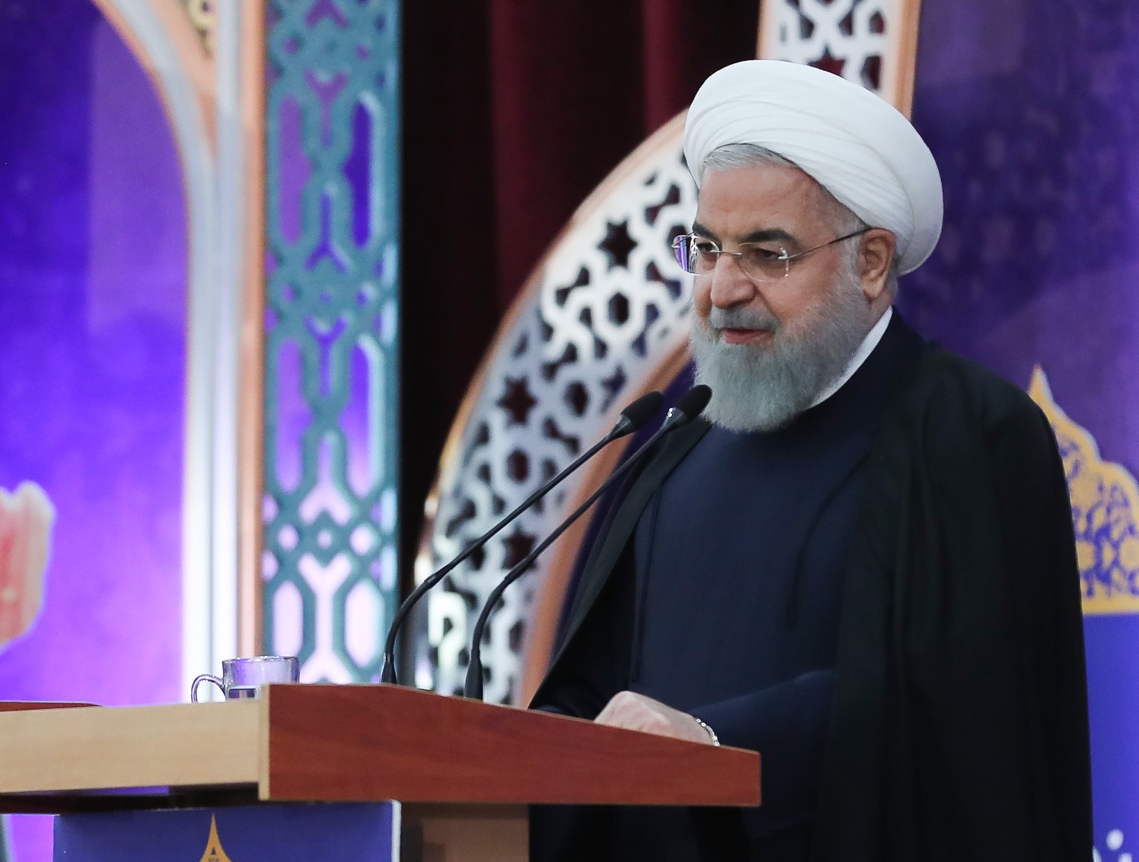 روحانی: پیش از انقلاب در کل دانشگاه تهران تنها یک دختر خانم با روسری بود، اما بسیاری از دختران با استفاده از چادرهایی که وجود داشت، نماز میخواندند / افرادی مانند بازرگان و دکتر سحابی بعضاً نماز شبشان ترک نمیشد / ابزار شدن نماز برای گزینش و استخدام و پست، تاسف آور است / در گزینشها سوالاتی میکنند که گاهی آنها را مجبور به دورویی خواهد کرد / روحانی: پیش از انقلاب در کل دانشگاه تهران تنها یک دختر خانم با روسری بود، اما بسیاری از دختران با استفاده از چادرهایی که وجود داشت، نماز میخواندند / افرادی مانند بازرگان و دکتر سحابی بعضاً نماز شبشان ترک نمیشد / ابزار شدن نماز برای گزینش و استخدام و پست، تاسف آور است / در گزینشها سوالاتی میکنند که گاهی آنها را مجبور به دورویی خواهد کرد /