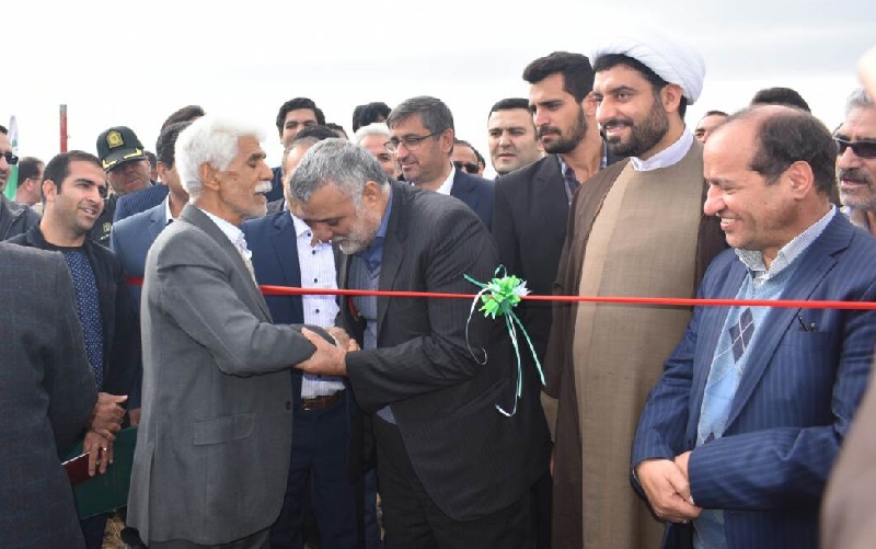 بوسه حجتی بر دستان کشاورز ملایری +عکس بوسه حجتی بر دستان کشاورز ملایری +عکس