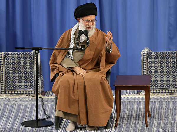 رهبر معظم انقلاب: همه حواسشان را جمع کنند؛ ممکن است آمریکایی&zwnj;ها برای سال ۹۸ نقشه کشیده باشند / اگر می&zwnj;خواهید آمریکا را درست بشناسید، به رئیس&zwnj;جمهور این کشور نگاه کنید / رویش&zwnj;های انقلاب چند برابر ریزش&zwnj;هاست