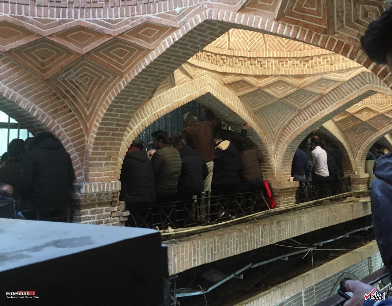 «پله آهنی»، محلی که قیمتهای کاذب دلار و طلا در آنجا تعیین میشود / معامله روزانه یک تن طلای آب شده به صورت کاغذی / معامله سکه در تلگرام، جابجایی پول در پارک شهر / سلطان سکه در اینجا فعال بود / فعالیت بدون مجوز ۳۰۰ نفر به صورت مستقیم و ۵۰ هزار نفر به طور غیرمستقیم در «پله آهنی» +تصاویر «پله آهنی»، محلی که قیمتهای کاذب دلار و طلا در آنجا تعیین میشود / معامله روزانه یک تن طلای آب شده به صورت کاغذی / معامله سکه در تلگرام، جابجایی پول در پارک شهر / سلطان سکه در اینجا فعال بود / فعالیت بدون مجوز ۳۰۰ نفر به صورت مستقیم و ۵۰ هزار نفر به طور غیرمستقیم در «پله آهنی» +تصاویر