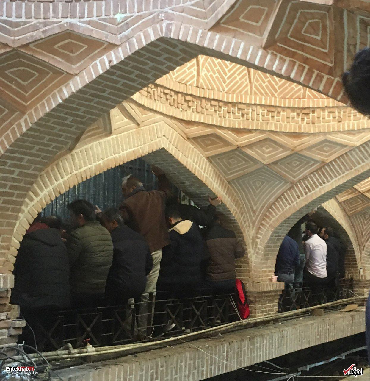 «پله آهنی»، محلی که قیمتهای کاذب دلار و طلا در آنجا تعیین میشود / معامله روزانه یک تن طلای آب شده به صورت کاغذی / معامله سکه در تلگرام، جابجایی پول در پارک شهر / سلطان سکه در اینجا فعال بود / فعالیت بدون مجوز ۳۰۰ نفر به صورت مستقیم و ۵۰ هزار نفر به طور غیرمستقیم در «پله آهنی» +تصاویر «پله آهنی»، محلی که قیمتهای کاذب دلار و طلا در آنجا تعیین میشود / معامله روزانه یک تن طلای آب شده به صورت کاغذی / معامله سکه در تلگرام، جابجایی پول در پارک شهر / سلطان سکه در اینجا فعال بود / فعالیت بدون مجوز ۳۰۰ نفر به صورت مستقیم و ۵۰ هزار نفر به طور غیرمستقیم در «پله آهنی» +تصاویر