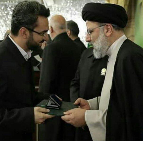 واکنش&zwnj;ها به یک عکس/ازغدی:چرا نمی&zwnj;روند توالت&zwnj;های حرم را بشورند؟ / آشنا: برای شکستن غرور خود همه چیز پنداری و مصلح کل نمایی کجا را باید شست!
