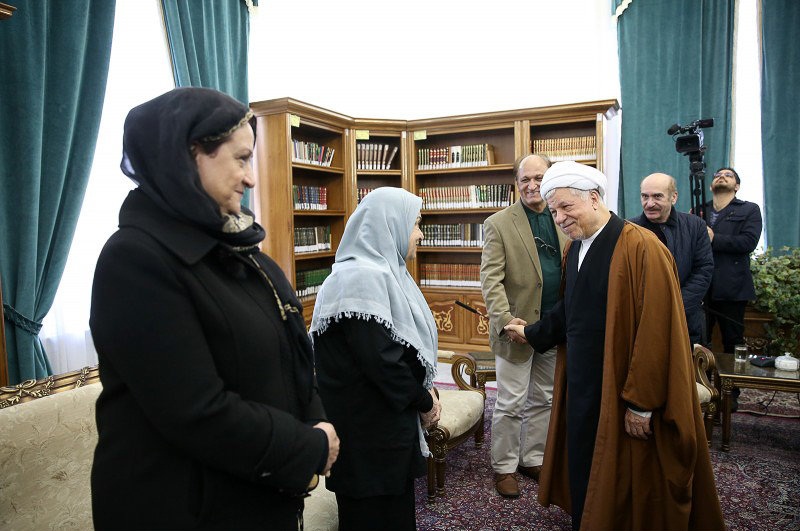 خاطرات آیت الله هاشمی درباره فیلمهای جنجالی جشنواره فیلم فجر: «آدم برفی» را مفید دانستم؛ آیت الله خامنهای هم فیلم را بدون ضرر دانسته بودند / محور حضور ایرانیان در ترکیه برای سفر به آمریکا در این فیلم، بسیار خوب تنظیم شده / «روسری آبی» فیلم خوبی بود؛ وزارت ارشاد با تنگ نظری فیلم را ممنوع الاکران کرده بود، نظرم این بود که باید آزاد شود خاطرات آیت الله هاشمی درباره فیلمهای جنجالی جشنواره فیلم فجر: «آدم برفی» را مفید دانستم؛ آیت الله خامنهای هم فیلم را بدون ضرر دانسته بودند / محور حضور ایرانیان در ترکیه برای سفر به آمریکا در این فیلم، بسیار خوب تنظیم شده / «روسری آبی» فیلم خوبی بود؛ وزارت ارشاد با تنگ نظری فیلم را ممنوع الاکران کرده بود، نظرم این بود که باید آزاد شود