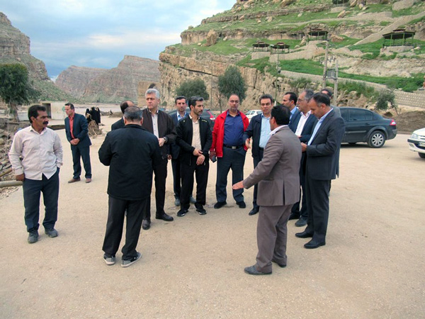 بازدید مدیرعامل بانک ملت از مناطق سیل زده استان لرستان
