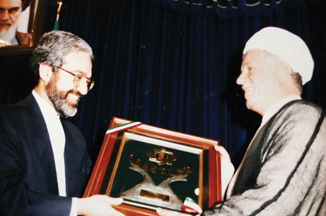 خاطرات آیت&zwnj;الله هاشمی؛ ۲۰ دی ۱۳۷۱ تا ۱۳۷۵: نوربخش وزیر اقتصاد گزارش مذاکره برای فروش نفت به آمریکا را داد / از افراد مطلعی نقل کرد که همکاران نزدیک بیل کلینتون نظر مساعدی نسبت به ایران دارند