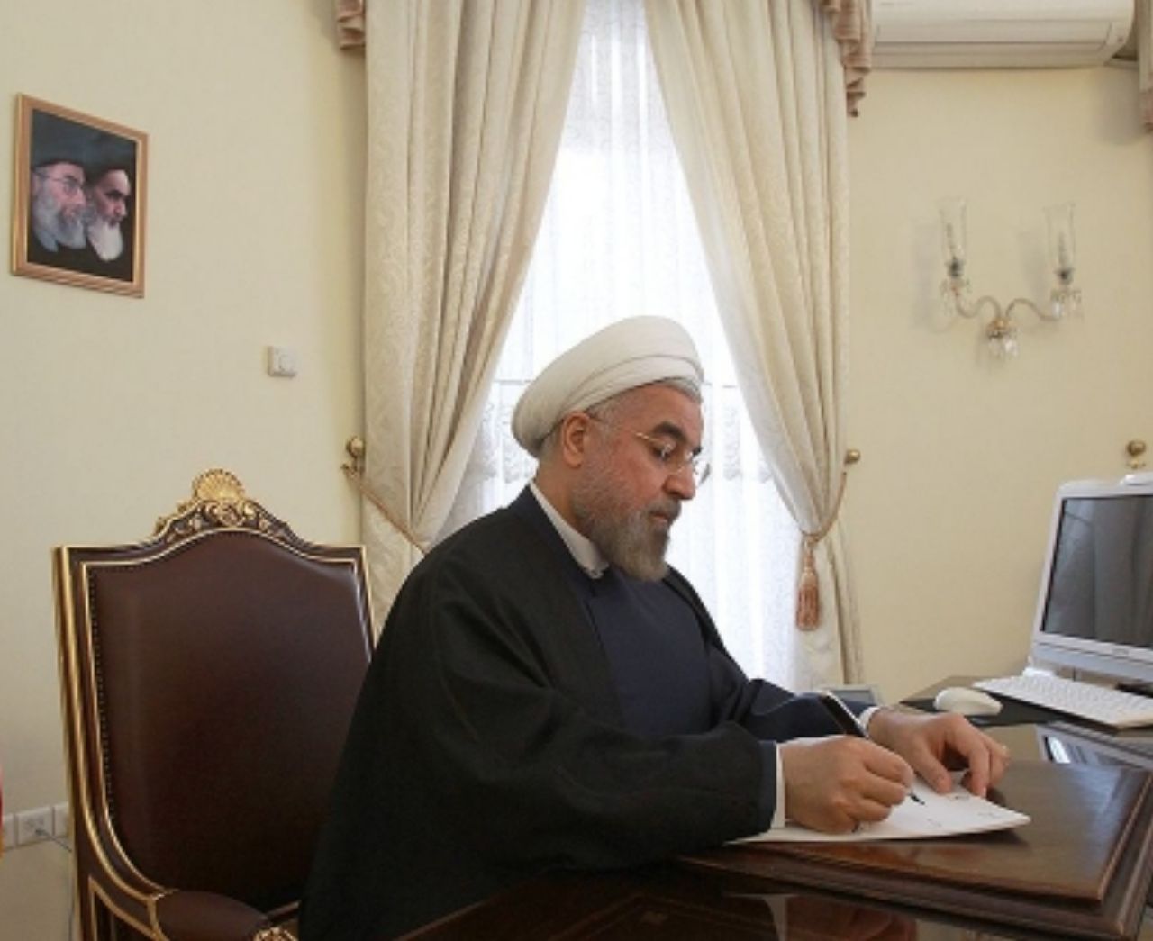 بیانیه رئیس جمهور در پی گزارش تیم تحقیقاتی ستاد کل نیروهای مسلح درباره سانحه سقوط هواپیمای مسافربری اوکراینی / در فضای تهدید و ارعاب رژیم متجاوز آمریکا ،خطای انسانی و شلیک اشتباه به این فاجعه بزرگ منجر شد/ مسببین این اشتباه نابخشودنی مورد پیگرد قانونی می گیرند / از سوی جمهوری اسلامی ایران به خانواده&zwnj;های قربانیان این فاجعه دردناک، عمیقا تسلیت عرض می کنم /دستور به وزارت خارجه و کلیه دستگاه های ذیربط