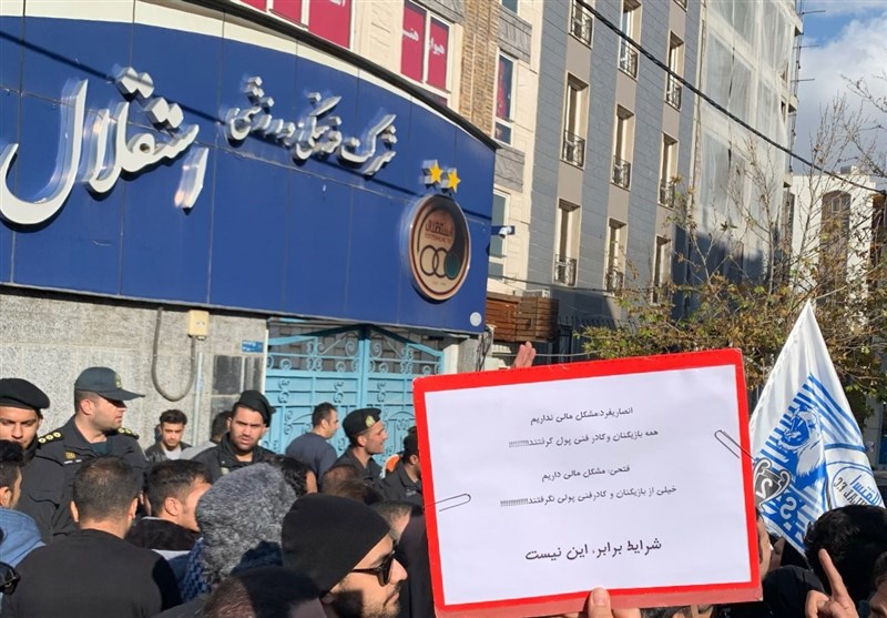 تجمع هواداران استقلال مقابل ساختمان باشگاه/ درخواست استقلالی&zwnj;ها از رئیس قوه قضاییه