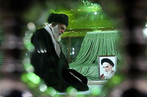 تصاویر : حضور رهبر انقلاب در مرقد امام خمینی(ره)