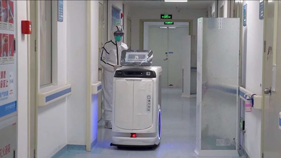 ویدئو/ استفاده از ربات دارویی در بیمارستان های ووهان چین