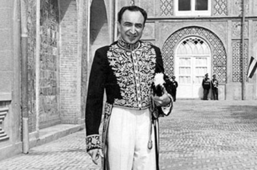 یاداداشت های علم، یکشنبه 19 بهمن 1354: صبح شاهنشاه به اسکی تشریف بردند، فکر می کنم از بدی راه شمشک بسیار ناراحت شده باشند