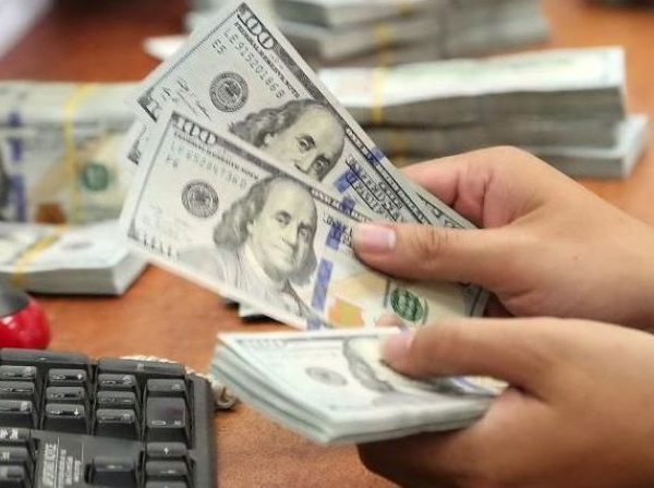 دلار در بازار آزاد به ۱۴ هزار تومان نزدیک شد