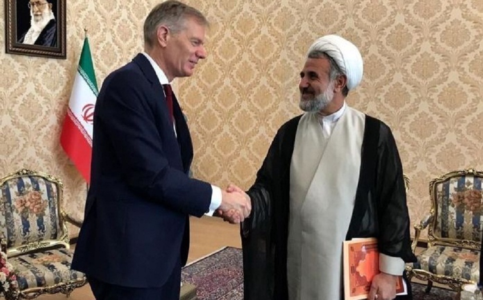ذوالنوری در مورد دیدار جنجالی اش با سفیر انگلیس: گرفتن عکس مایه افتخار است / از کجا پی بردید من در آن عکس ذوق زده ام؟ / خندیدن را زیرسئوال نبرده ام اما یکبار به روحانی و ظریف تذکر دادم که فریب خنده&zwnj;های دشمن را نخورید