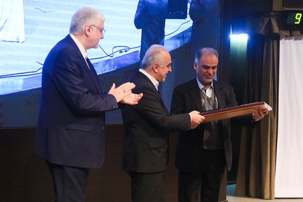 بانک پاسارگاد برای ششمین سال متوالی تندیس زرین جایزه ملی مدیریت مالی ایران را دریافت کرد