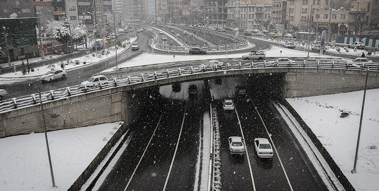 ترافیک نیمه سنگین به علت بارش برف و کولاک در محورهای شمالی تهران بزرگ