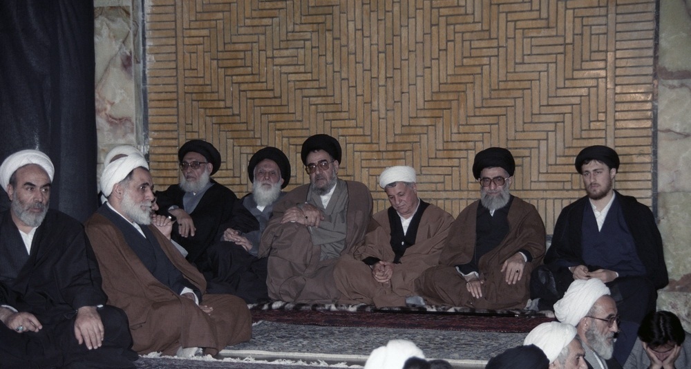 خاطرات آیت&zwnj;الله هاشمی؛ ۲۷ اسفند ۱۳۷۱ تا ۱۳۷۵: با عفت برای تسلیت به خانواده امام رفتیم، همسر امام&zwnj; گریه کرد،من هم بی&zwnj;اختیار گریه کردم/ نماز احمد آقا را به امامت آیت الله خامنه&zwnj;ای خواندیم / مراسم تشییع را از تلویزیون دیدم، فوق العاده باشکوه بود