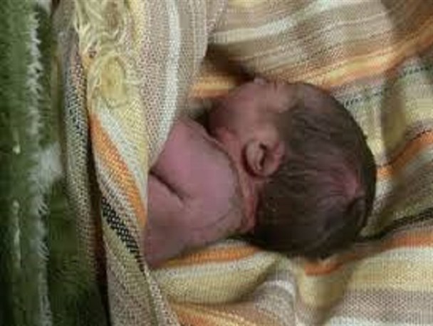 کشف نوزاد یک روزه در صندوق عقب خودروی مسافرکشی