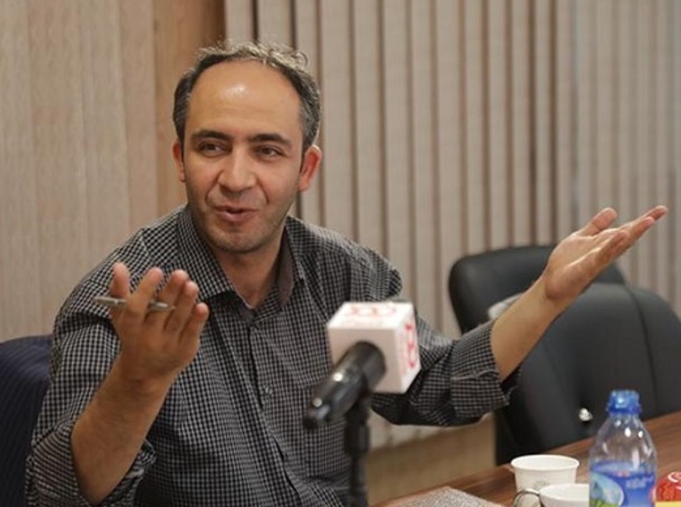 بازار خودرو می&zwnj;توانست با ابزار مالیات کنترل شود / مثلا با مالیات بر عایدی سرمایه یا گرفتن مالیات ۹۰ درصدی از فروش یا مالیات بر خودروی دوم / با این کار، خریداران غیرواقعی از بازار حذف می&zwnj;شوند و التهابات ظرف یک هفته می&zwnj;خوابد / نمی&zwnj;دانم در پس پرده چه خبر است که وزارت سمت این کار را نمی&zwnj;کند