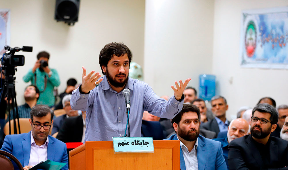 نماینده دادستان خطاب به هادی رضوی: شما متهم خرد نیستید؛ پرونده بانک خرده&zwnj;ای از اتهامات شماست / بیش از ۲۰۰ میلیارد تومان تسهیلات گرفته&zwnj;اید / رضوی با پول معلمان مازراتی خریده؛ همزمان بنز اس ۵۰۰ هم خریده و با تشریفات در خیابان&zwnj;ها می&zwnj;رفته