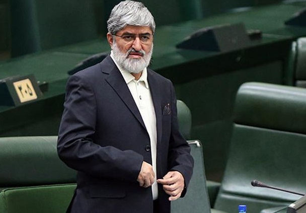 پس از آمدن ندایی از سوی رهبری، صداسیما دست از عمل ناجوانمردانه خود در قبال نجفی برداشت / تا پیش از آن، با ذوق&zwnj;زدگی مشغول ضربه زدن به رقیب سیاسی بود / ظاهراً خود مسئولان این سازمان قبح این گونه رفتارها را درک نمی&zwnj;کنند و حتما باید ندایی از بالا برسد