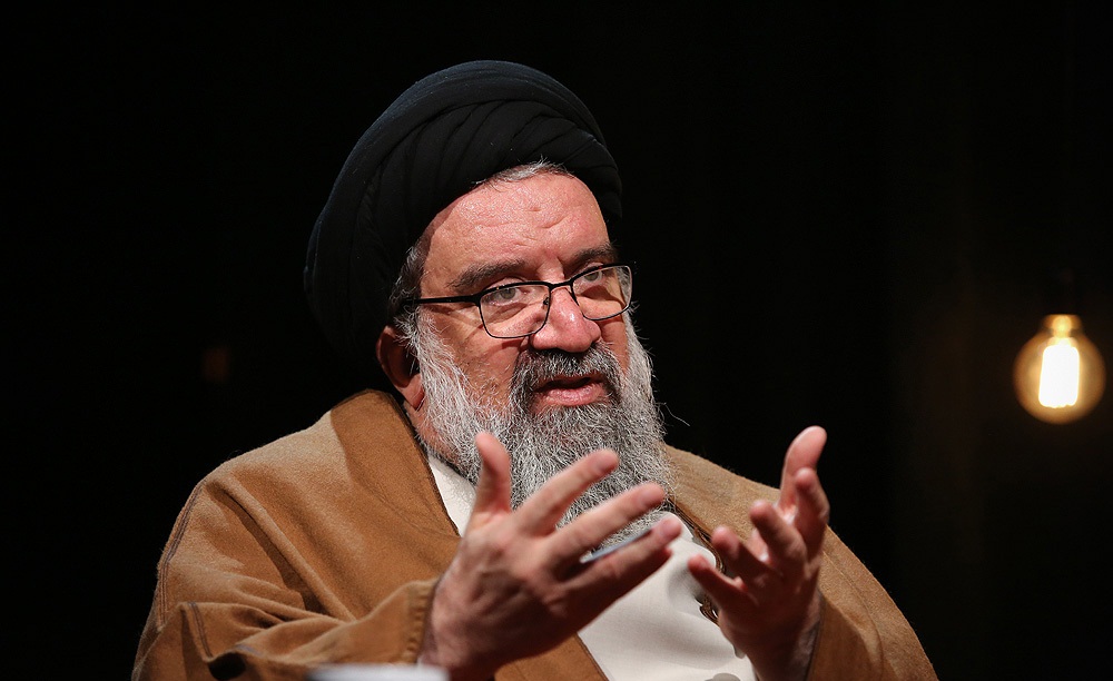 سیداحمد خاتمی: برخیها اصرار داشتند که قبل از اینکه امام از دنیا بروند مشکل آمریکا هم حل کنند؛ نامه به امام نوشتند / امام با نفرت از آمریکا به دیدار خدا رفتند / رخی از بیتوجههای داخلی بدشان نمیآید این زمزمه مذاکره را سر دهند / هیچ آدم غیرتمندی سر ناموسش مذاکره نمیکند سیداحمد خاتمی: برخیها اصرار داشتند که قبل از اینکه امام از دنیا بروند مشکل آمریکا هم حل کنند؛ نامه به امام نوشتند / امام با نفرت از آمریکا به دیدار خدا رفتند / رخی از بیتوجههای داخلی بدشان نمیآید این زمزمه مذاکره را سر دهند / هیچ آدم غیرتمندی سر ناموسش مذاکره نمیکند