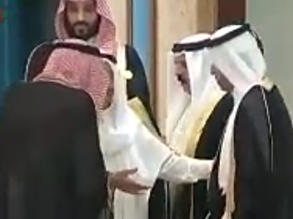 پادشاه عربستان با نخست وزیر قطر دست داد اما بن سلمان تنها نظاره گر این صحنه بود؛ آیا یخ روابط ریاض - دوحه در بحرین آب می شود؟ / پیامی که عربستان به دنبال رساندن آن بود: باید ایران را کنترل کنیم / پادشاه عربستان با نخست وزیر قطر دست داد اما بن سلمان تنها نظاره گر این صحنه بود؛ آیا یخ روابط ریاض - دوحه در بحرین آب می شود؟ / پیامی که عربستان به دنبال رساندن آن بود: باید ایران را کنترل کنیم /