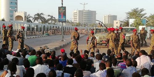 تحولات سودان: افزایش کشته شدگان به بیش از ۱۰۰ تن/ تکذیب فراری دادن عمر البشیر تحولات سودان: افزایش کشته شدگان به بیش از ۱۰۰ تن/ تکذیب فراری دادن عمر البشیر