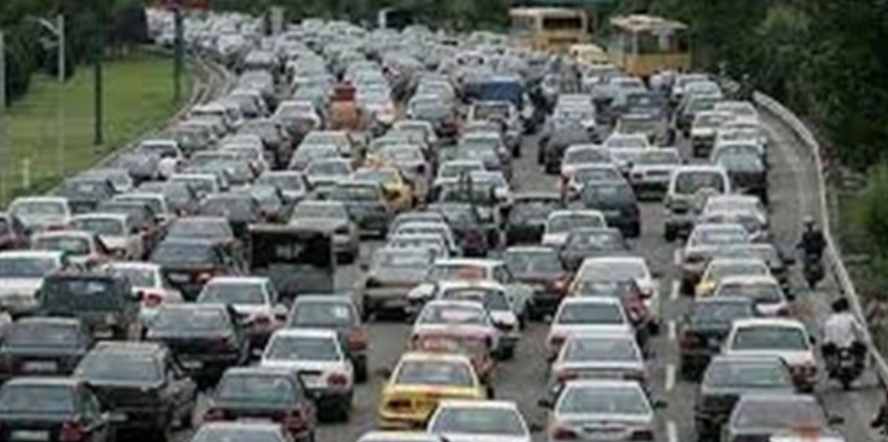 ادامه تردد یک&zwnj;طرفه خودروها در محورهای هراز و کندوان/ کاهش دید در ارتفاعات کندوان