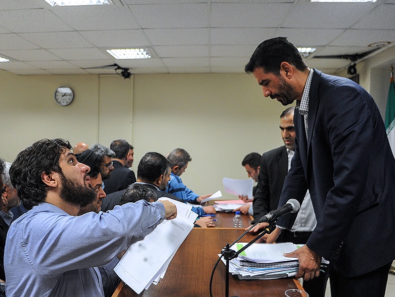 هادی رضوی: با پول معلمان پورشه و مازراتی نخریدهام؛ سال ۸۴ ماشینم بی ام و سری ۷ و سال ۹۰ پورشه داشتم / سفرهای خارجی؟ از بچگی سفر میرفتم / اگر صندوق غارت شده، چطور پول فرهنگیان بازنشسته را پرداخت کردهاید؟ / واکنش قاضی به ارائه پیامهای رد و بدل شده گروهی در بانک سرمایه: به دست آوردن این اسناد جرم است / گویا شما در همه سازمانها دخل و تصرف دارید که میتوانید تلگرام را رصد کنید / رضوی: من هک نکردم؛ وزارت اطلاعات هم نیستم؛ یکی این پاکت را برای ما فرستاده / نماینده دادستان: رضوی می گوید نماینده داستان دو تا سه سال است که با من خصومت شخصی دارد؛ من سه سال پیش شما را کجا میشناختم؟ / رضوی از ارتباطات سیراب است / رضوی: شرکت پشتیبانی دام به هرکسی با ضمانتنامه گوشت میدهد؛ قاضی: قطعاً ما برویم به ما نمیدهند هادی رضوی: با پول معلمان پورشه و مازراتی نخریدهام؛ سال ۸۴ ماشینم بی ام و سری ۷ و سال ۹۰ پورشه داشتم / سفرهای خارجی؟ از بچگی سفر میرفتم / اگر صندوق غارت شده، چطور پول فرهنگیان بازنشسته را پرداخت کردهاید؟ / واکنش قاضی به ارائه پیامهای رد و بدل شده گروهی در بانک سرمایه: به دست آوردن این اسناد جرم است / گویا شما در همه سازمانها دخل و تصرف دارید که میتوانید تلگرام را رصد کنید / رضوی: من هک نکردم؛ وزارت اطلاعات هم نیستم؛ یکی این پاکت را برای ما فرستاده / نماینده دادستان: رضوی می گوید نماینده داستان دو تا سه سال است که با من خصومت شخصی دارد؛ من سه سال پیش شما را کجا میشناختم؟ / رضوی از ارتباطات سیراب است / رضوی: شرکت پشتیبانی دام به هرکسی با ضمانتنامه گوشت میدهد؛ قاضی: قطعاً ما برویم به ما نمیدهند