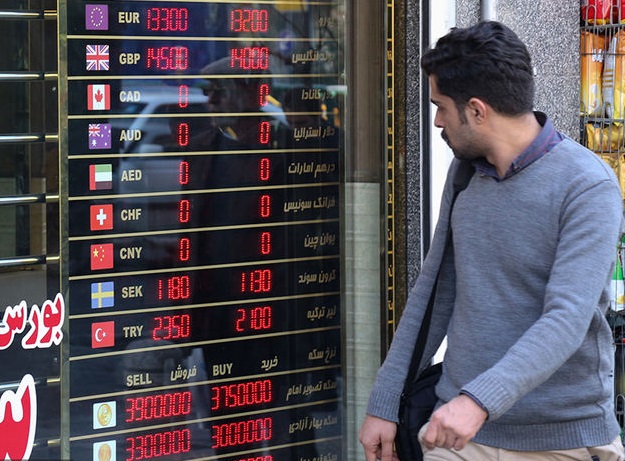 چرا دلار این روز&zwnj;ها در حال کاهش است؟ / تحریم پتروشیمی تاثیری بر صادرات محصولات پتروشیمی و تلاطم بازار ندارد / صادرات پتروشیمی مانند نفت نیست؛ می&zwnj;توان محصولات را به صورت زمینی و با شرکت&zwnj;های مختلف صادر کرد