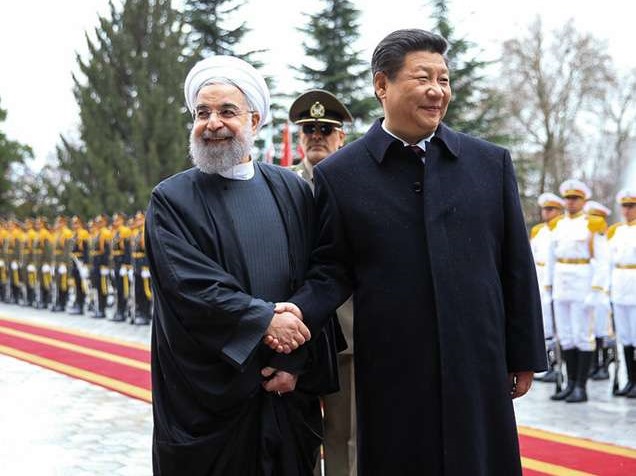 تنش میان ایران و آمریکا، پکن و تهران را به هم نزدیکتر میکند / حجم مبادلات ایران و چین تا ۴۵ میلیارد دلار هم بالا رفته بود / پکن ۵ میلیارد دلار برای توسعه زیرساختهای ایران خرج کرده؛ ۱۰ میلیارد دلار اعتبار به ۵ بانک ایران اعطا کرده و وعده ۱۵ میلیارد دلار دیگر را نیز داده / جنگ تجاری چین و آمریکا به نفع ایران تمام میشود / چین در صورت وقع جنگ بین ایران و آمریکا از ایران حمایت دیپلماتیک میکند، اما بعید است وارد مداخله نظامی شود تنش میان ایران و آمریکا، پکن و تهران را به هم نزدیکتر میکند / حجم مبادلات ایران و چین تا ۴۵ میلیارد دلار هم بالا رفته بود / پکن ۵ میلیارد دلار برای توسعه زیرساختهای ایران خرج کرده؛ ۱۰ میلیارد دلار اعتبار به ۵ بانک ایران اعطا کرده و وعده ۱۵ میلیارد دلار دیگر را نیز داده / جنگ تجاری چین و آمریکا به نفع ایران تمام میشود / چین در صورت وقع جنگ بین ایران و آمریکا از ایران حمایت دیپلماتیک میکند، اما بعید است وارد مداخله نظامی شود