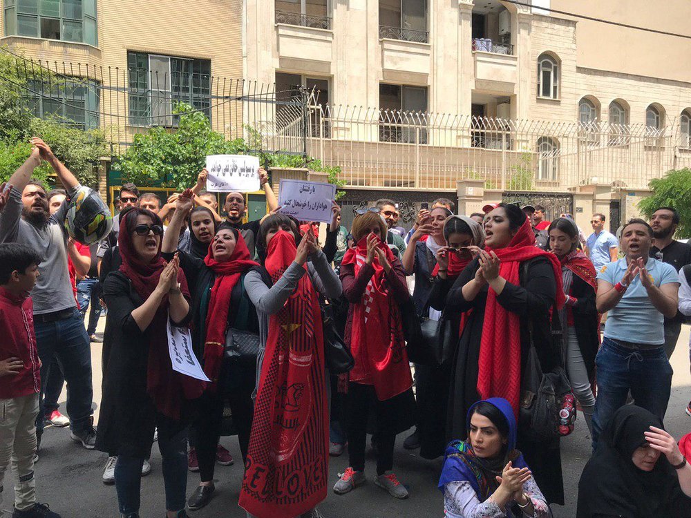 عرب با بادیگارد میان هواداران پرسپولیس رفت +عکس عرب با بادیگارد میان هواداران پرسپولیس رفت +عکس
