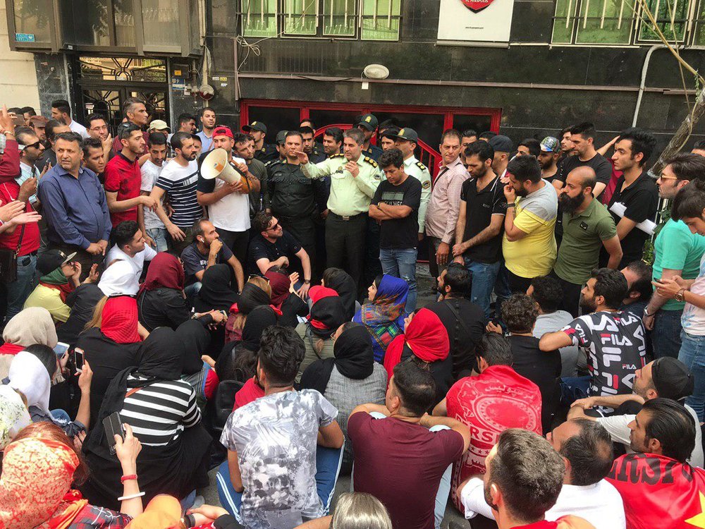 عرب با بادیگارد میان هواداران پرسپولیس رفت +عکس عرب با بادیگارد میان هواداران پرسپولیس رفت +عکس