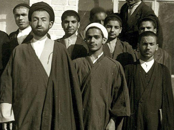 حسن روحانی: دکتر بهشتی از من پرسید: برای آینده چه طرحی دارید؟ / گفتم در نظر دارم به کار تبلیغ دینی ادامه دهم؛ قانع نمیشد و بار دیگر سوال خود را تکرار میکرد / از آن جلسه به بعد بیشتر به بلندمدت فکر میکردم حسن روحانی: دکتر بهشتی از من پرسید: برای آینده چه طرحی دارید؟ / گفتم در نظر دارم به کار تبلیغ دینی ادامه دهم؛ قانع نمیشد و بار دیگر سوال خود را تکرار میکرد / از آن جلسه به بعد بیشتر به بلندمدت فکر میکردم